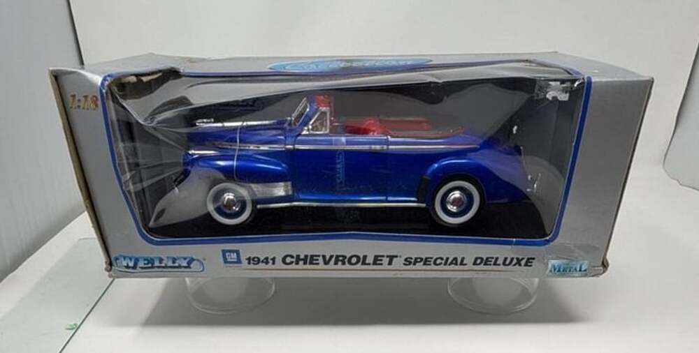 Welly 1:18 1941 Chevrolet Special Deluxe Convertible Blue Diecast Model Car